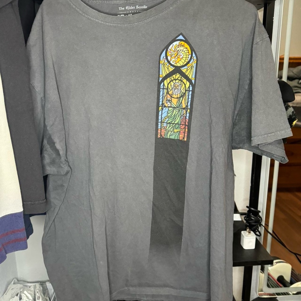 Grey elder scrolls t shirt size xl